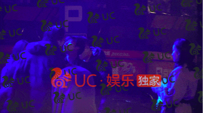网友都不淡定了，亲兄弟这样也很奇怪吧。